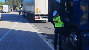 Kierowcy zawodowi złapani na podwójnym gazie. Jeden z nich wiózł 40 osób