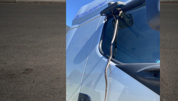 Szok na autostradzie. Kierowca TIR-a odkrył, że z bocznej szyby zwisa półtorametrowy wąż!