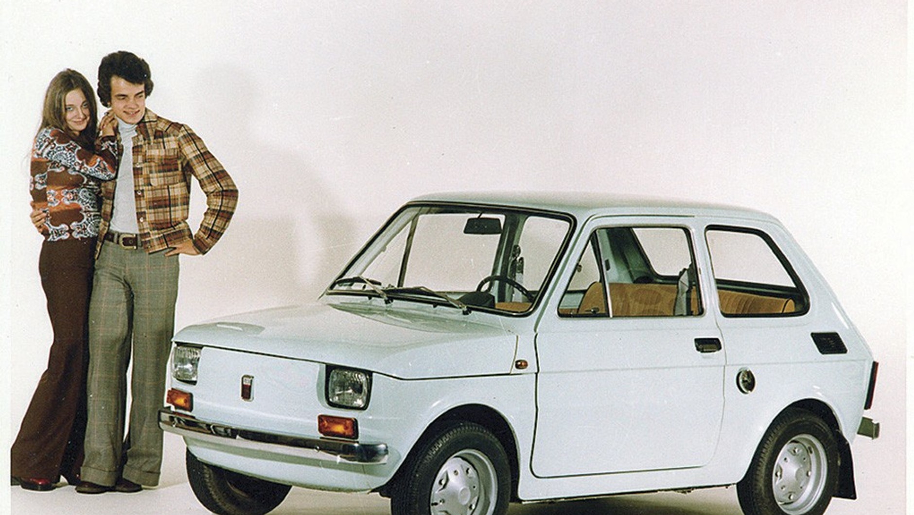 Polski Fiat 126p ze śląskich fabryk miał pomarańczowe przednie kierunkowskazy i pionowe biało-czerwone logo.