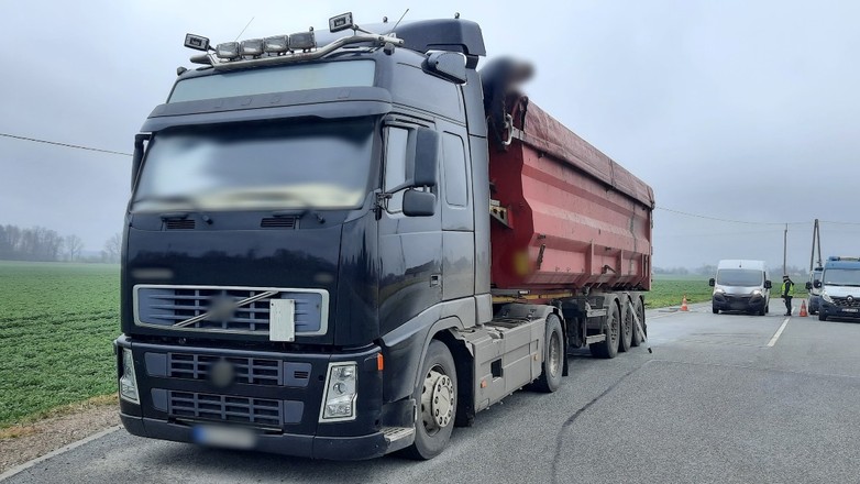 Tir przewoził za dużo kukurydzy, a bus przesadził z warzywami