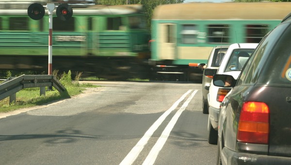 Przejazd kolejowy. Pociąg waży setki ton. Samochód nie ma z nim szans