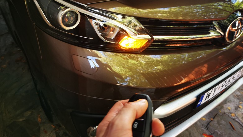 To, że nacisnąłeś przycisk pilota, wcale nie znaczy, że twoje auto jest zamknięte. Złodzieje mają sprytny trik