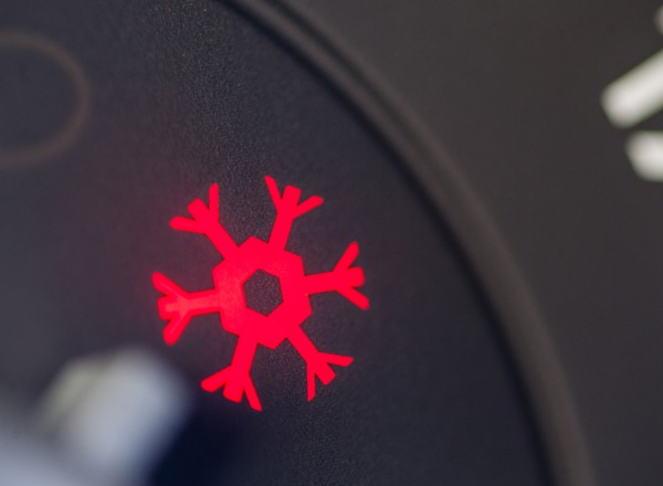 Masz kontrolkę z płatkiem śniegu? To nie awaria auta, ale jazda może być ryzykowna