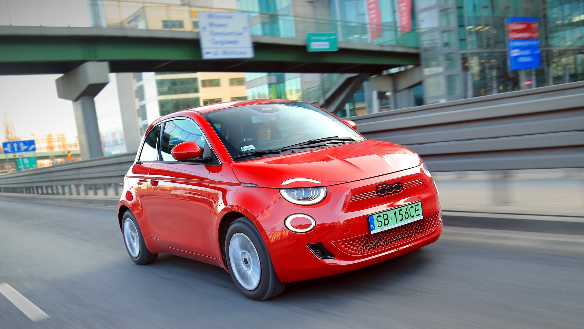 Stylowy Fiat 500e jest mały, ale drogi