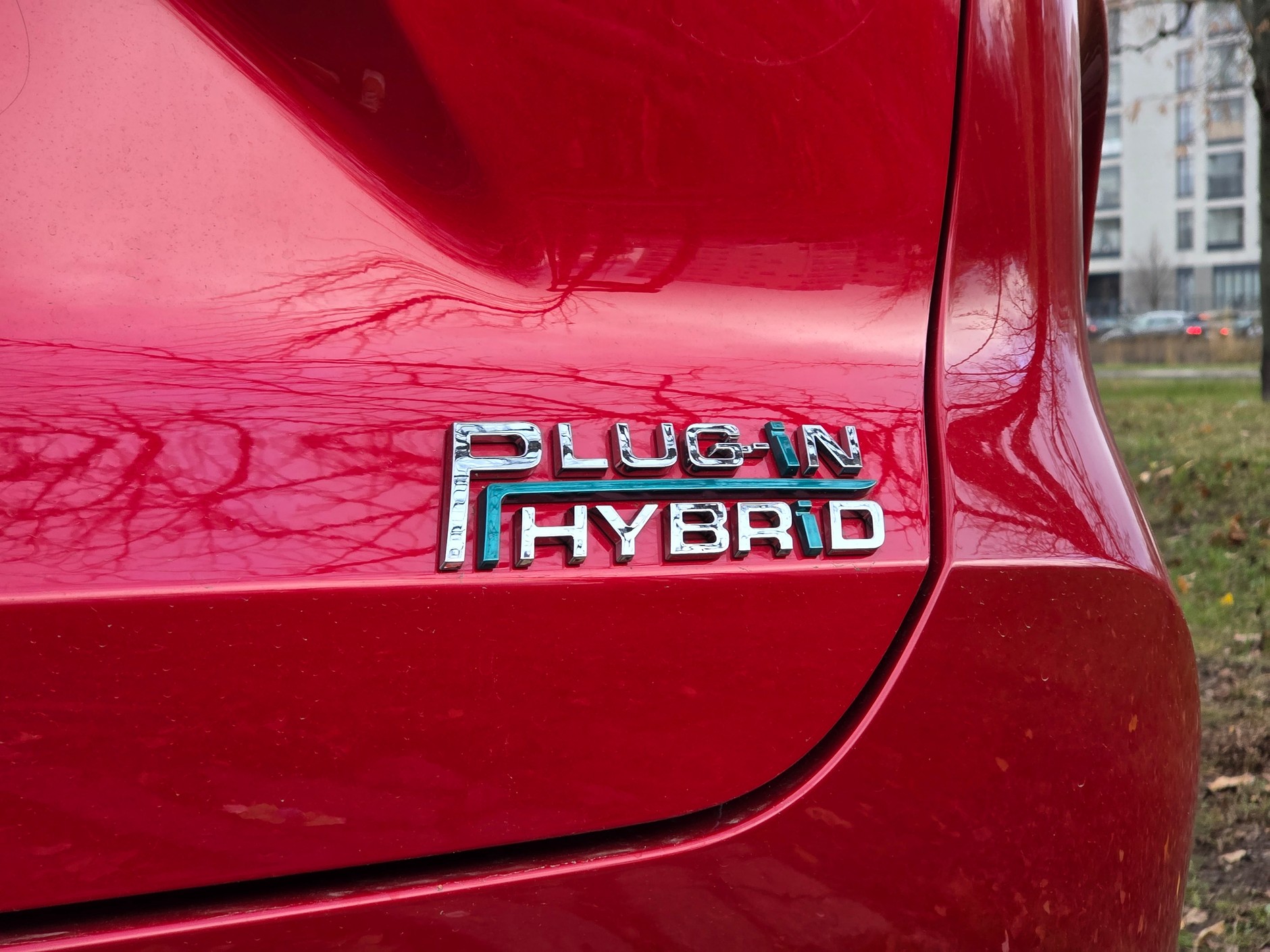 Wersji PHEV nie pomylicie z innymi. Oznaczenie na klapie bagażnika widać z daleka