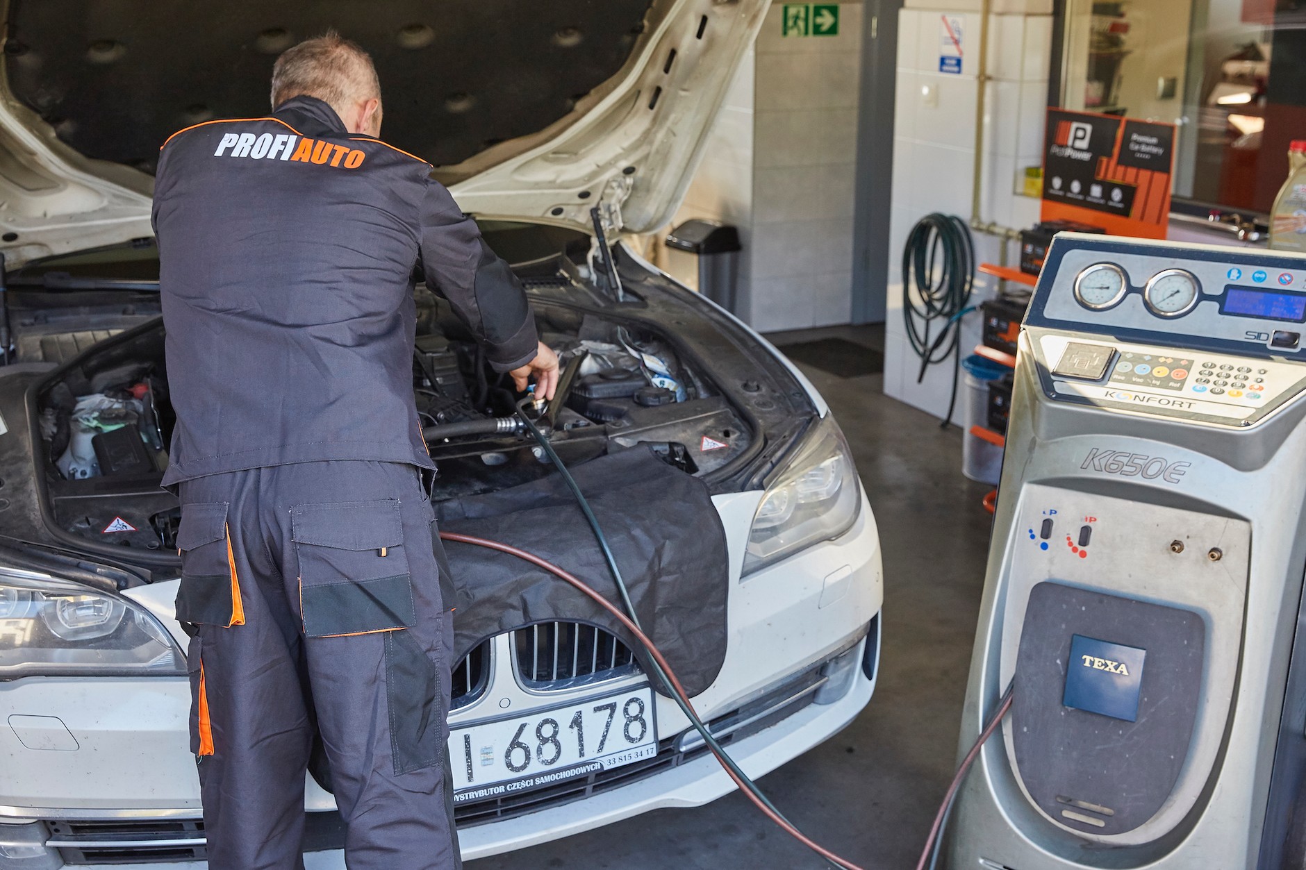 Przegląd klimatyzacji i uzupełnianie czynnika przy użyciu automatycznej stacji