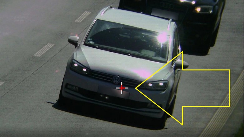 policjanci ruchu drogowego kontrolowali odległość między pojazdami