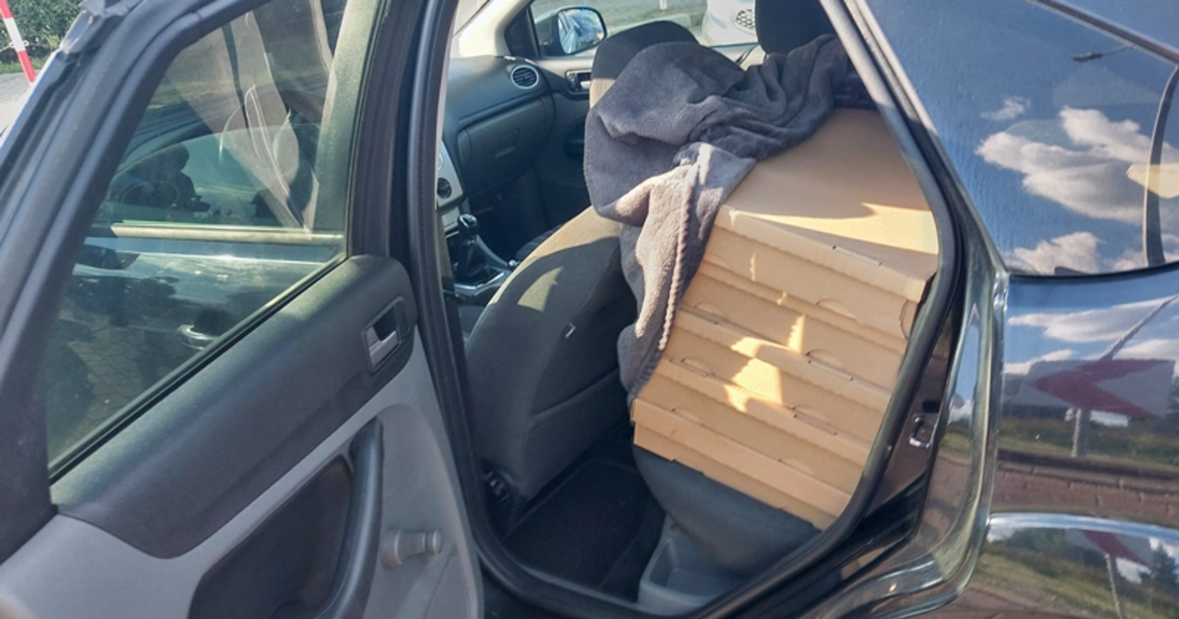 Auto wypakowane kartonami z nielegalnymi papierosami