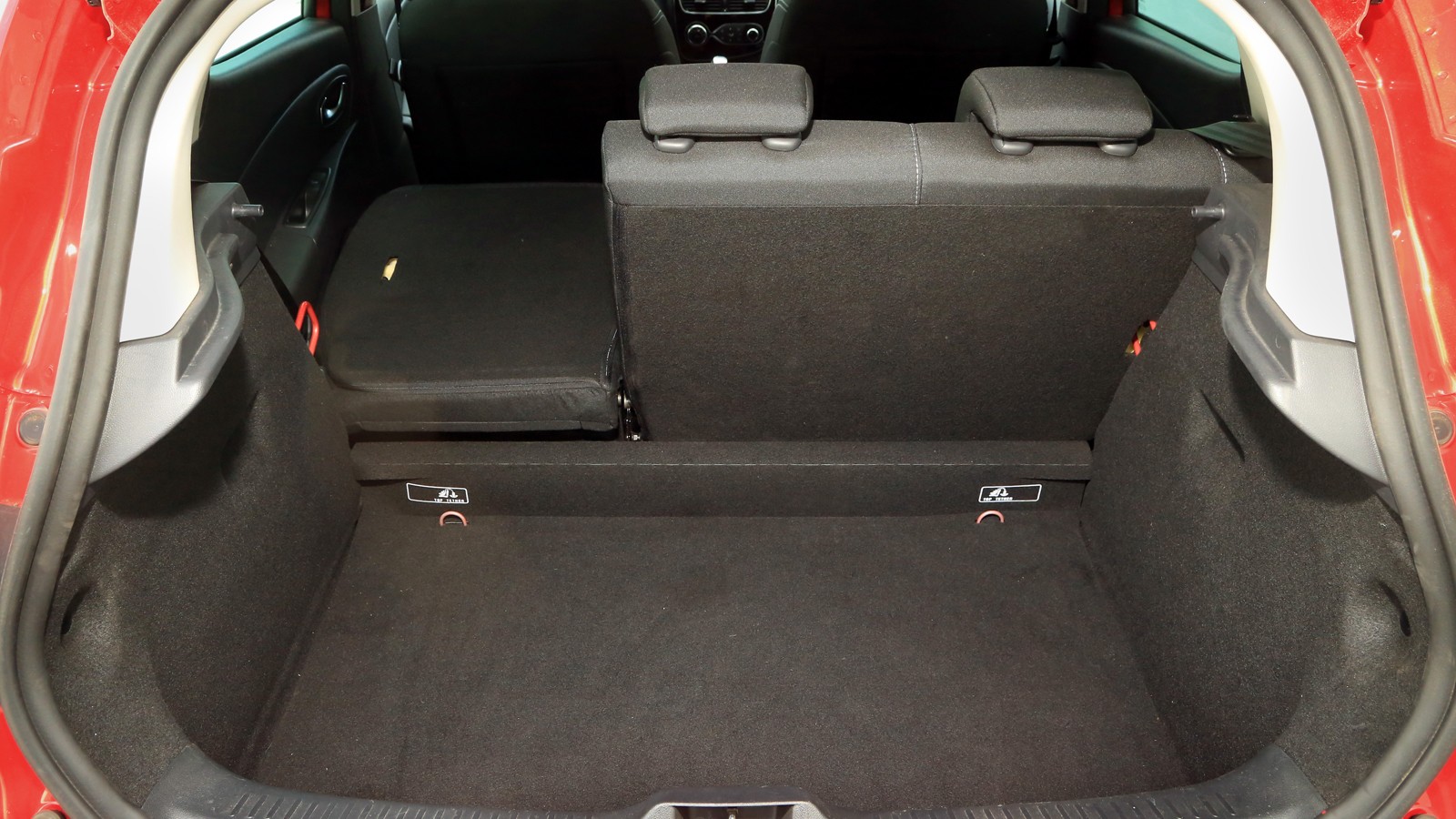 Bagażnik jest duży (300 l) i ma regularny kształt,
ale po złożeniu oparcia powstaje wielki próg.