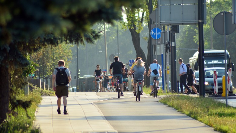 Uwaga piesi: nie wolno wchodzić na drogę dla rowerów!