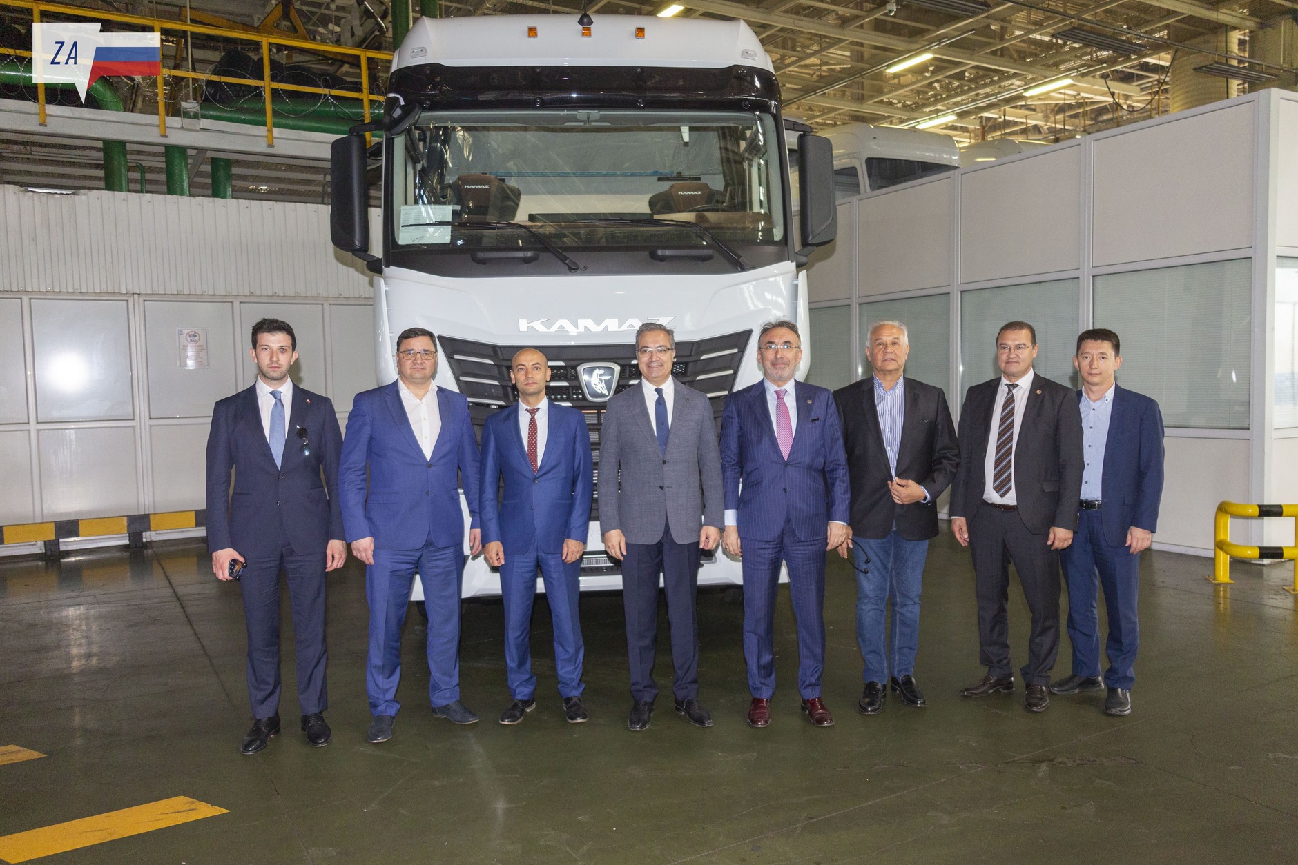 Turecka delegacja na tle Kamaza K5
