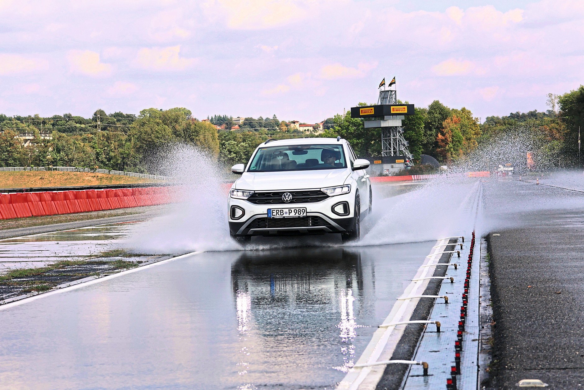 Test opon całorocznych do mocnych SUV-ów: proby na mokrej drodze