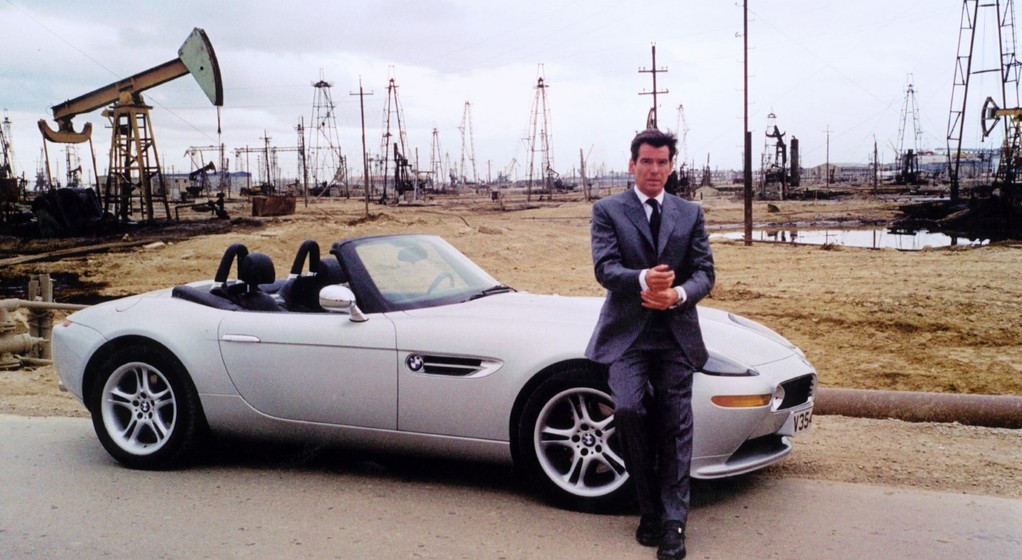 BMW Z8 na planie filmu "The World Is Not Enough". W roli Jamesa Bonda - Pierce Brosnan