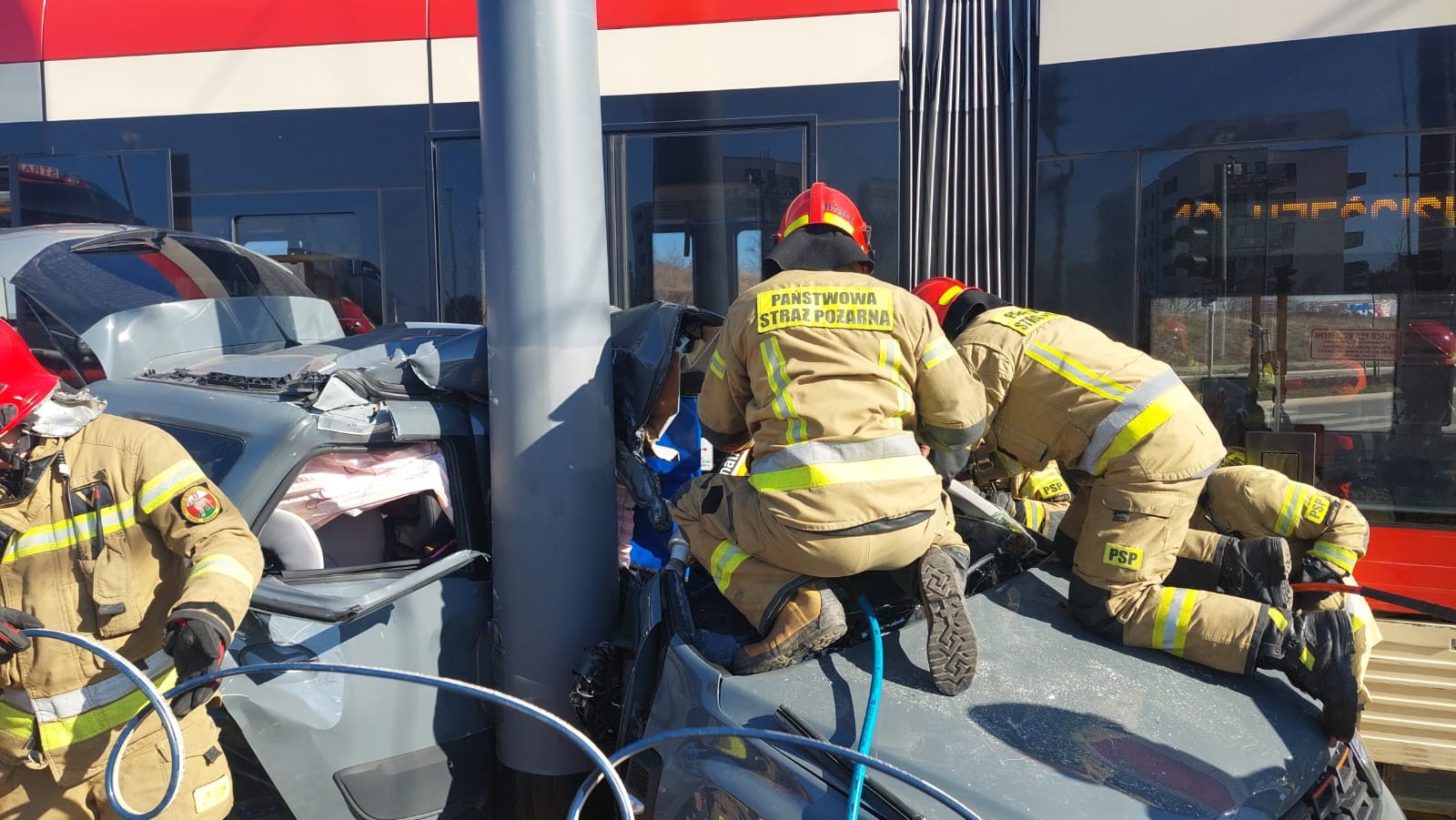 Groźny wypadek w Gdańsku. Potężny SUV wygiął się jak precel