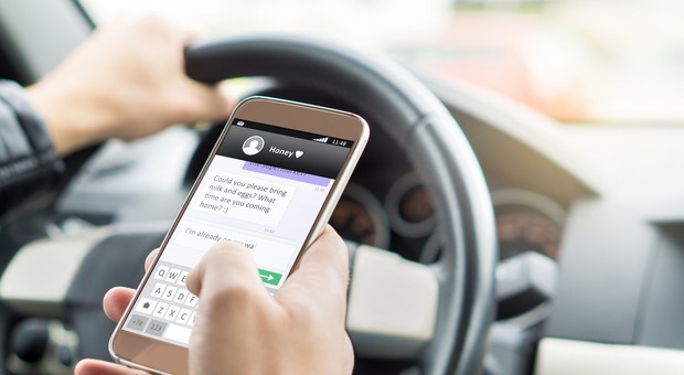 Smartfon w ręku kierowcy – samo zło!