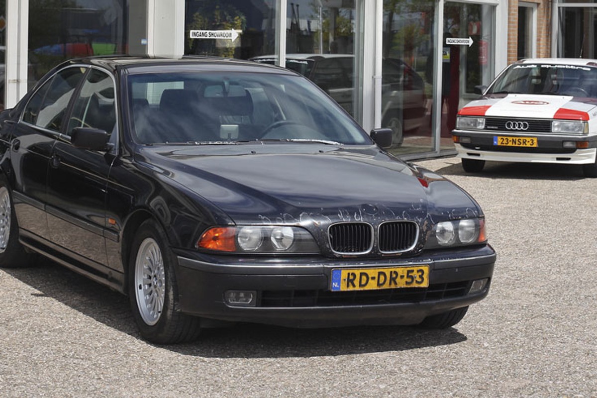 Kupiliśmy awaryjne BMW za jeden euro. Przebieg? Milion km. Rozkręciliśmy silnik i przecieraliśmy oczy