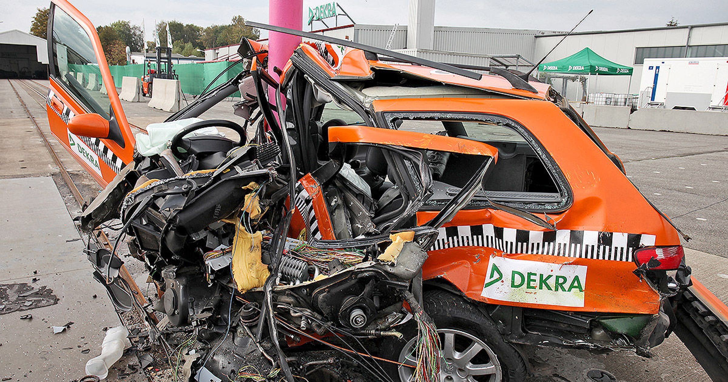 Peugeot 406 Kombi po zderzeniu ze słupem