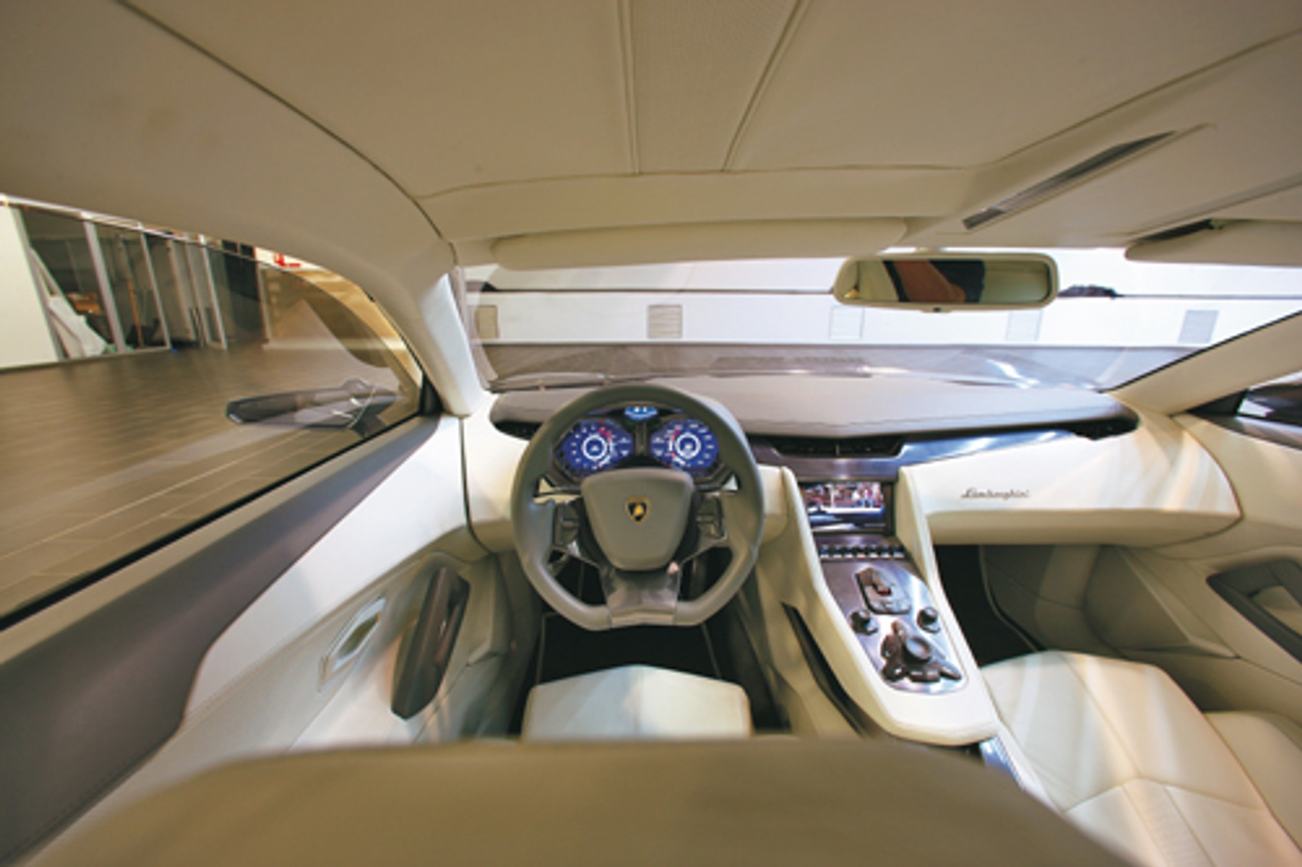 Lamborghini Estoque spotyka Espadę - Ostra limuzyna z bykiem w herbie