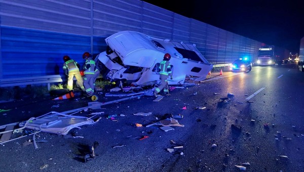 Tragiczny wypadek na autostradzie A2. Siła uderzenia wepchnęła kampera na bariery
