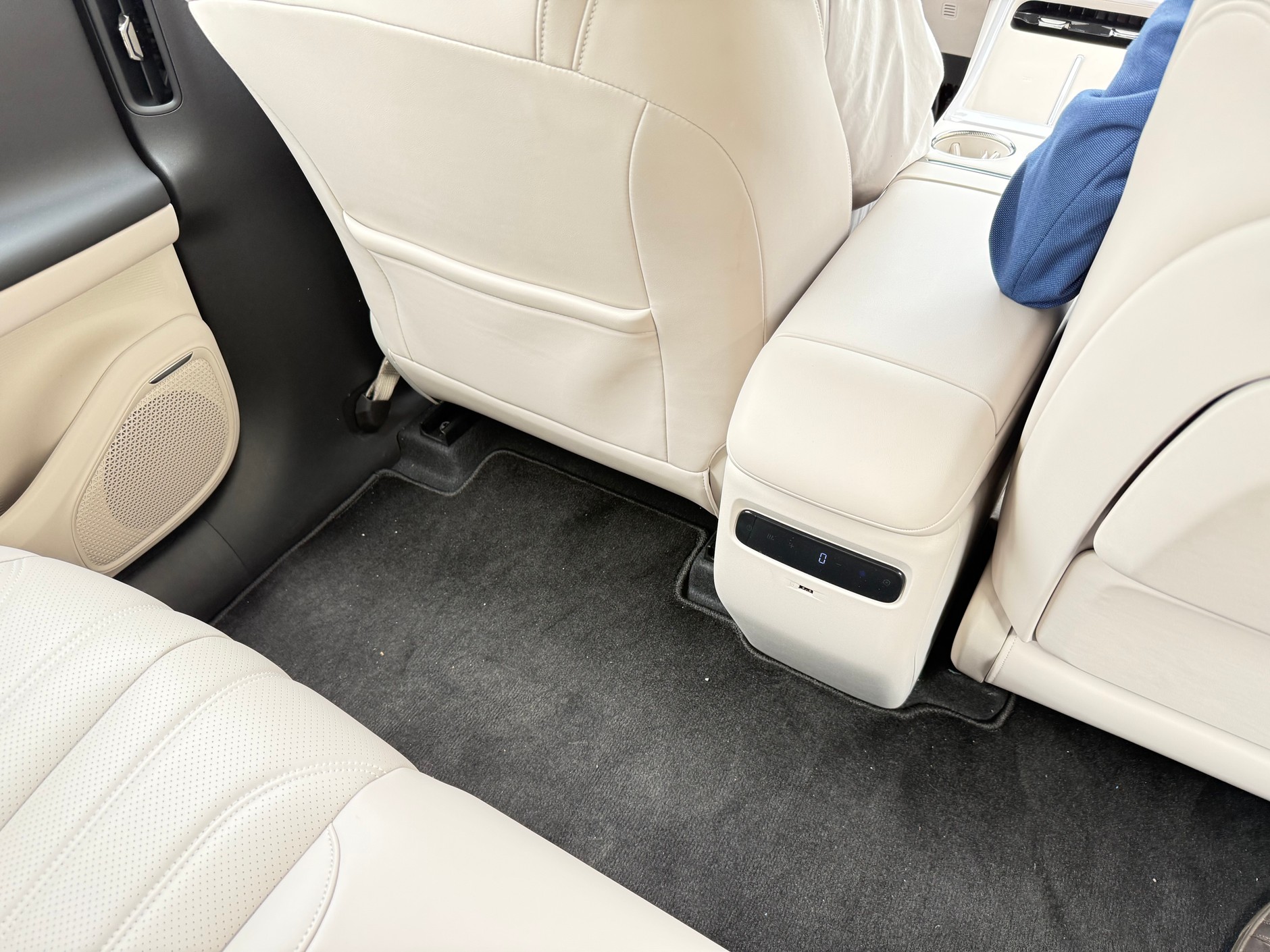 Białe wnętrze Aiona V. Miejsca na nogi jest rozrzutnie dużo, ale kanapa się nie przesuwa