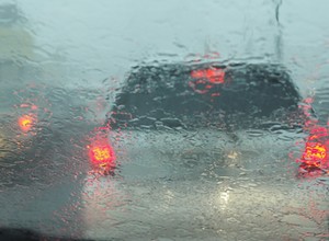 Warszawa walczy ze skutkami deszczowego armagedonu. Policja apeluje o przesiadkę z aut do pojazdów komunikacji miejskiej
