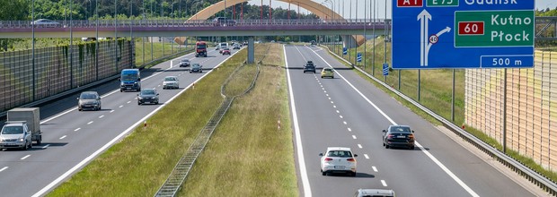 Wolniej albo szybciej, ale nie zgodnie z ograniczeniem. Jazda po naszych autostradach to walka o przetrwanie