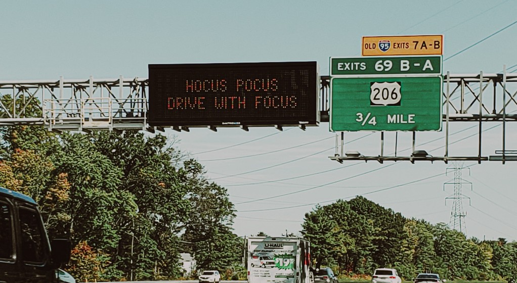 Zabawne komunikaty miały zwrócić uwagę kierowców na bezpieczeństwo. Ale przyniosły efekt odwrotny do zamierzonego