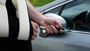 Czy można prowadzić samochód z ręką w gipsie?