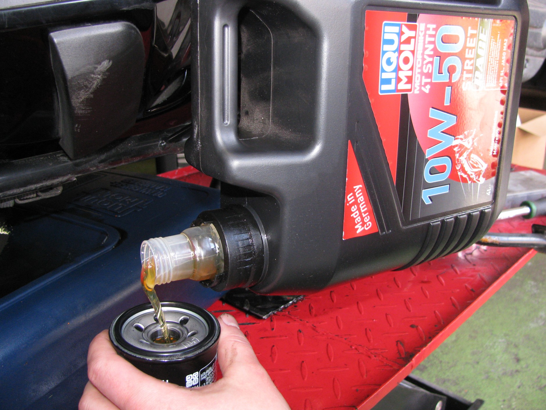 Wlanie oleju do wymienianego filtra skróci okres pracy silnika "na sucho"