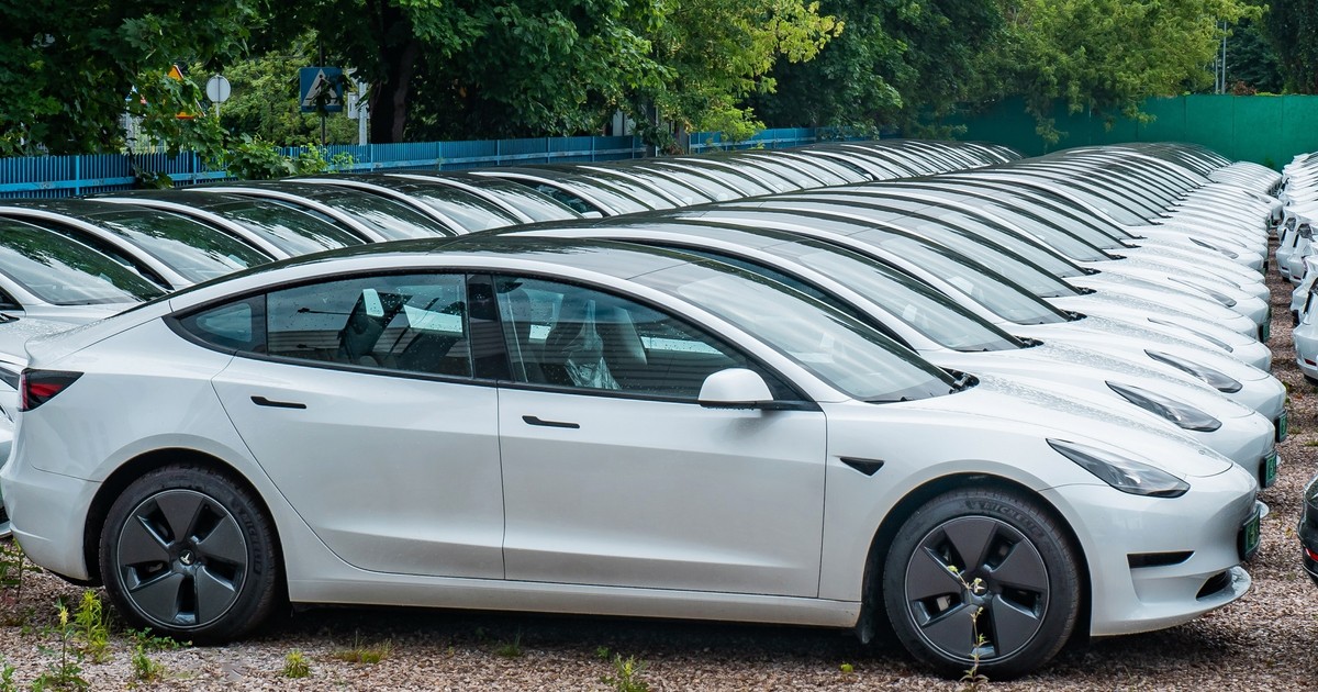W ostatnich miesiącach Tesla produkowała więcej aut niż była w stanie sprzedać. Zwolnienia pracowników nie są zaskoczeniem 