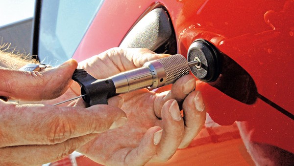 Jak otworzyć auto bez kluczyka? Poznaj słabe punkty samochodowych zamków!