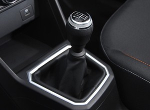 Dacia wkracza na wyższy poziom oszczędności. Ze skrzyni Sandero znika 6. bieg