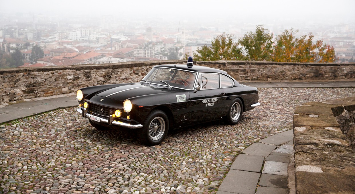 Policyjne Ferrari 250 GTE 2+2 ma niezwykłą historię i jest na sprzedaż