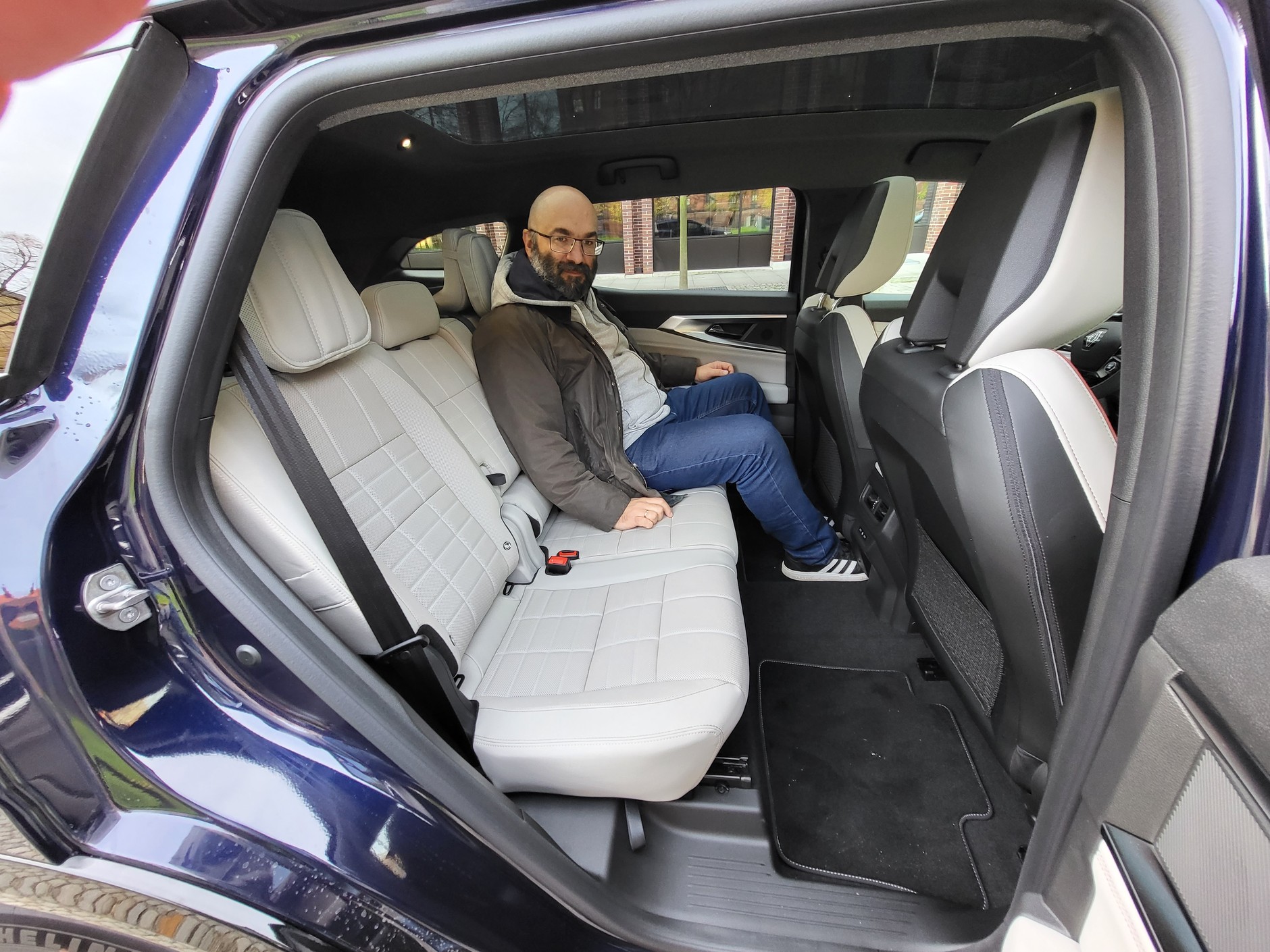 Renault Espace 2023: w środkowym rzędzie jest naprawdę wygodnie i przestronnie.