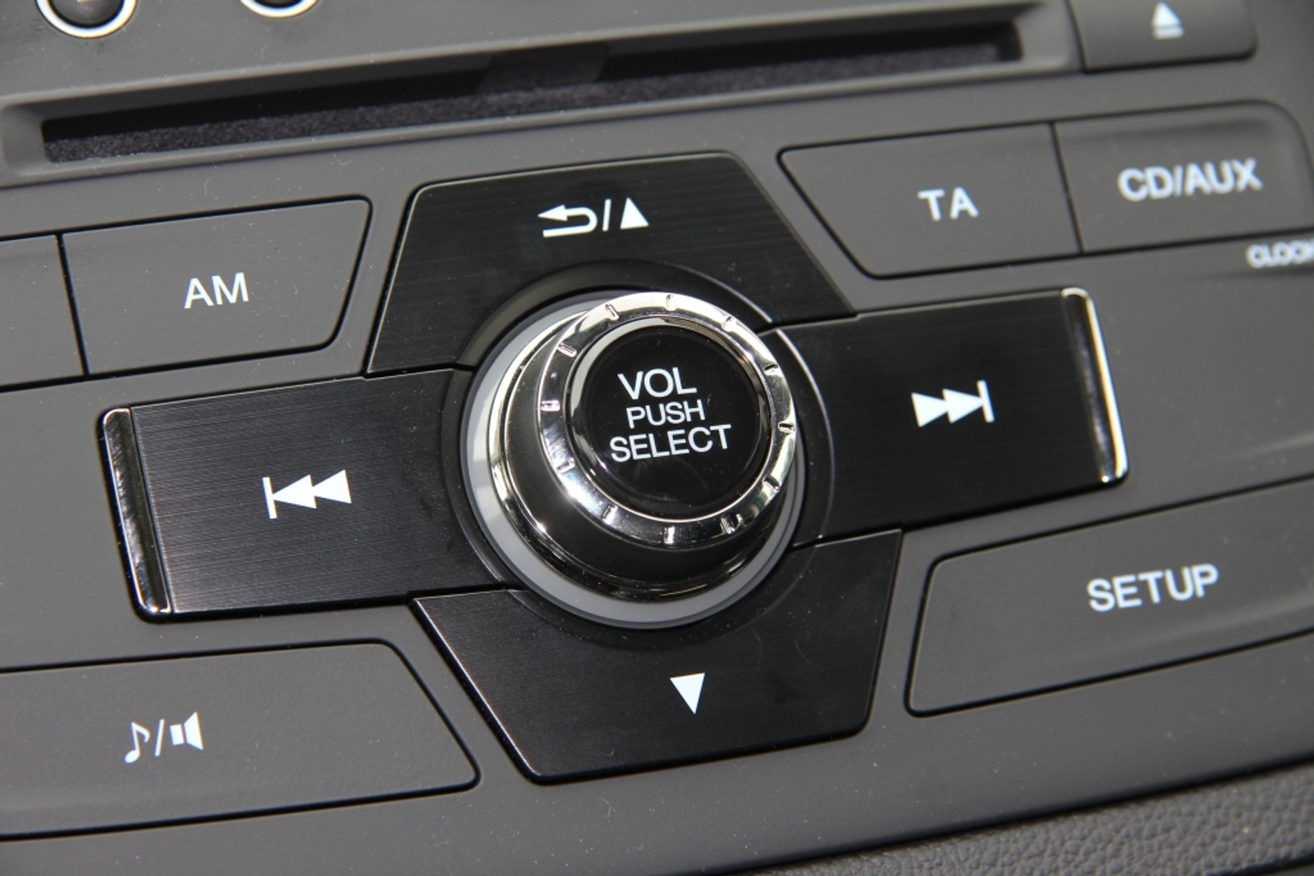 Wielofunkcyjne pokrętło ułatwia obsługę nowego radia, wzmacniacza, korekcji dźwięku a także wyszukiwanie nagrań.