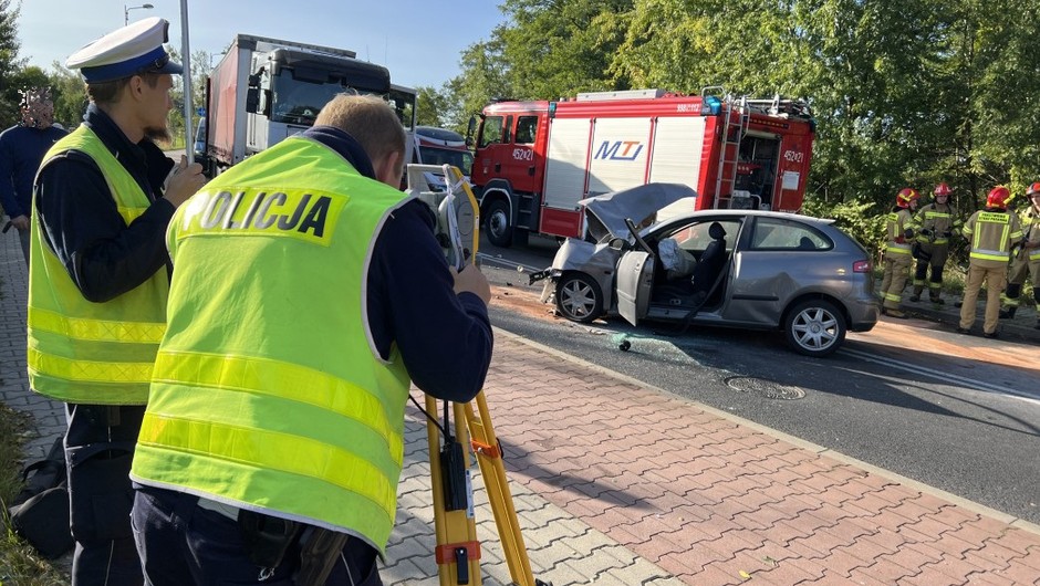 Czołowe zderzenie Seata i Renault. Kierowca nieprzytomny, policjant udzielił pierwszej pomocy.