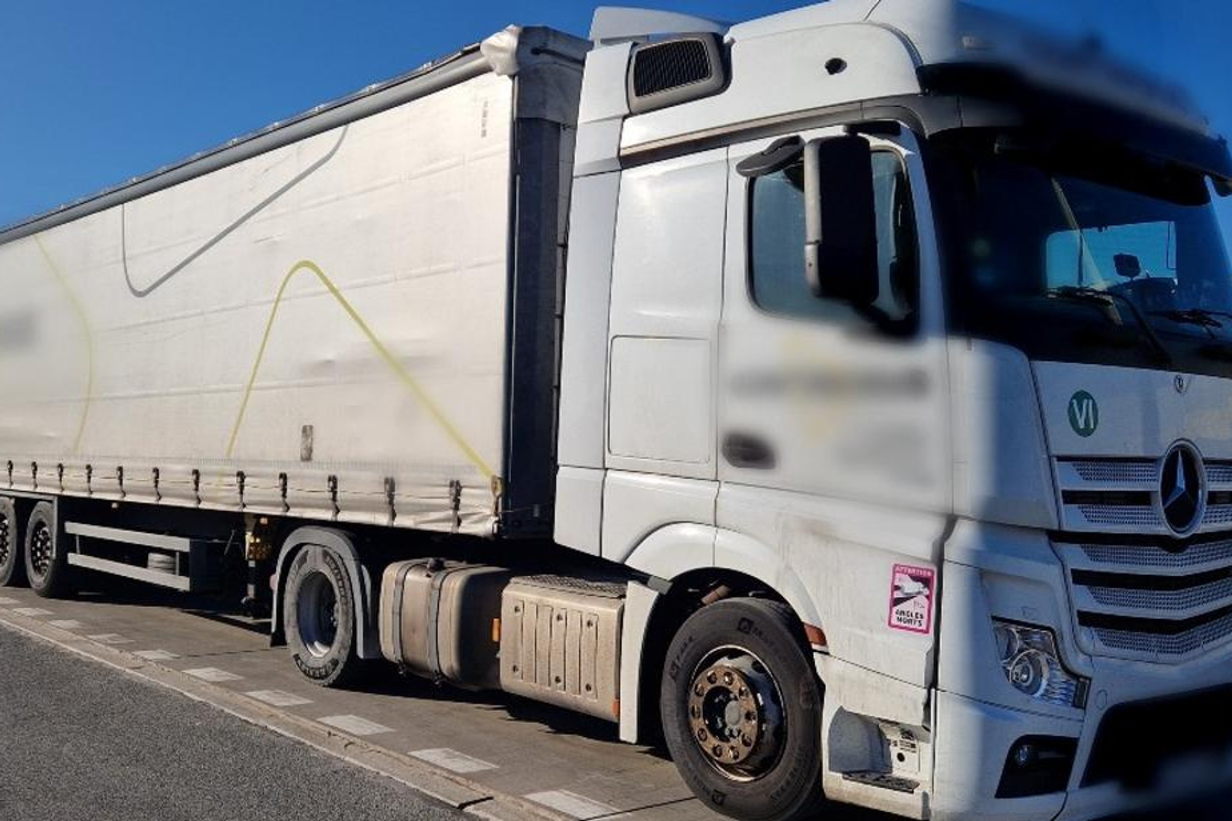 Straszny stan techniczny ciężarówki na S8. Takie ciężarówki paraliżują ruch w śnieżyce