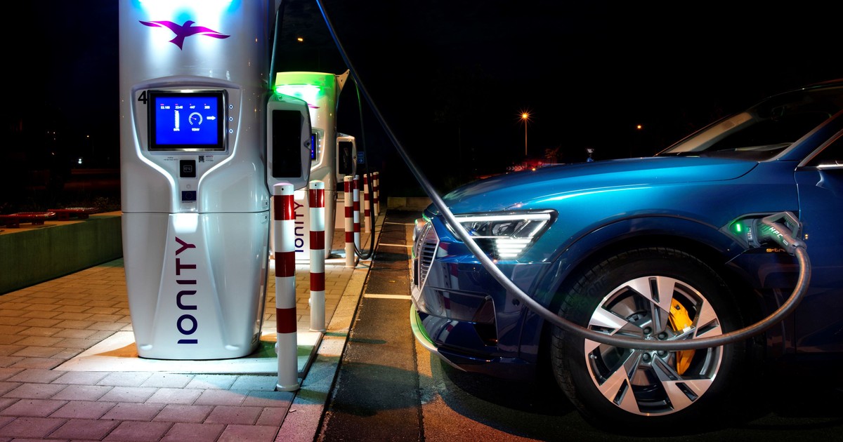Audi e-tron przy ładowarce Ionity (zdjęcie ilustracyjne)