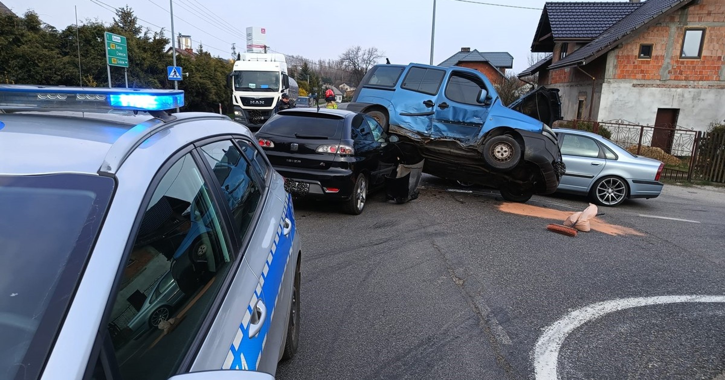 Kierowca Fiata wymusił pierwszeństwo i doprowadził do kolizji z dwoma innymi autami