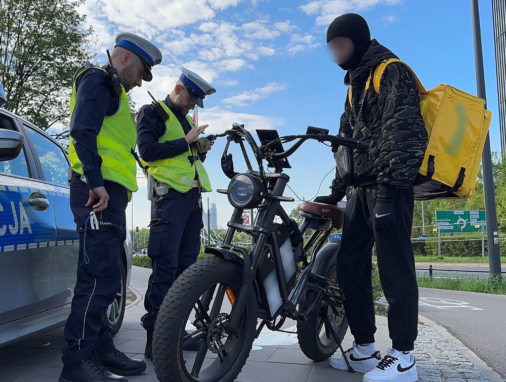 e-bike jest często używany przez dostawców. Nawet wyglądem przypomina motocykl
