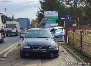 Nie wytrzymał stania w korku i ruszył pod prąd. Trafił na nieoznakowany radiowóz