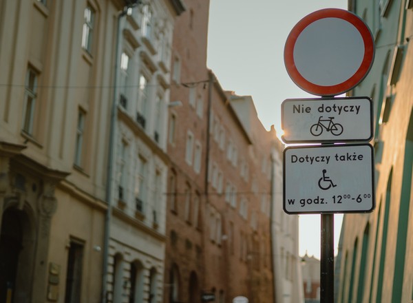 Dwa zapisy prawa sobie przeczą, za co kierowcom grożą mandaty. RPO interweniuje