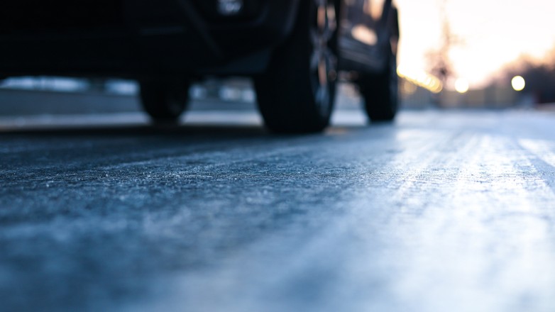 Jazda jak na łyżwach? Na oblodzonej nawierzchni nie ma bezpiecznej prędkości