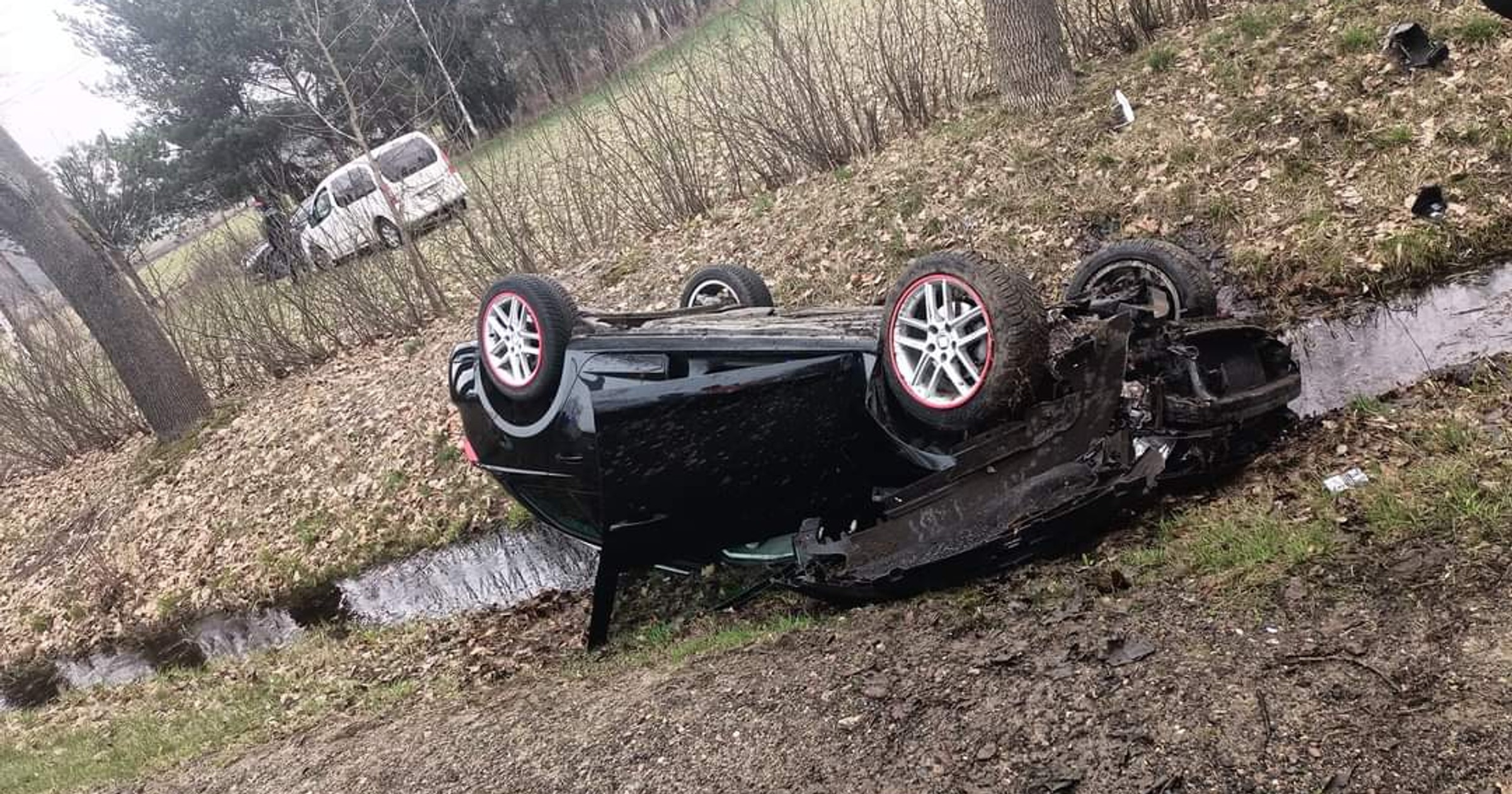 Wyprzedzał. Zjechał na pobocze, uderzył w Seata i dachował