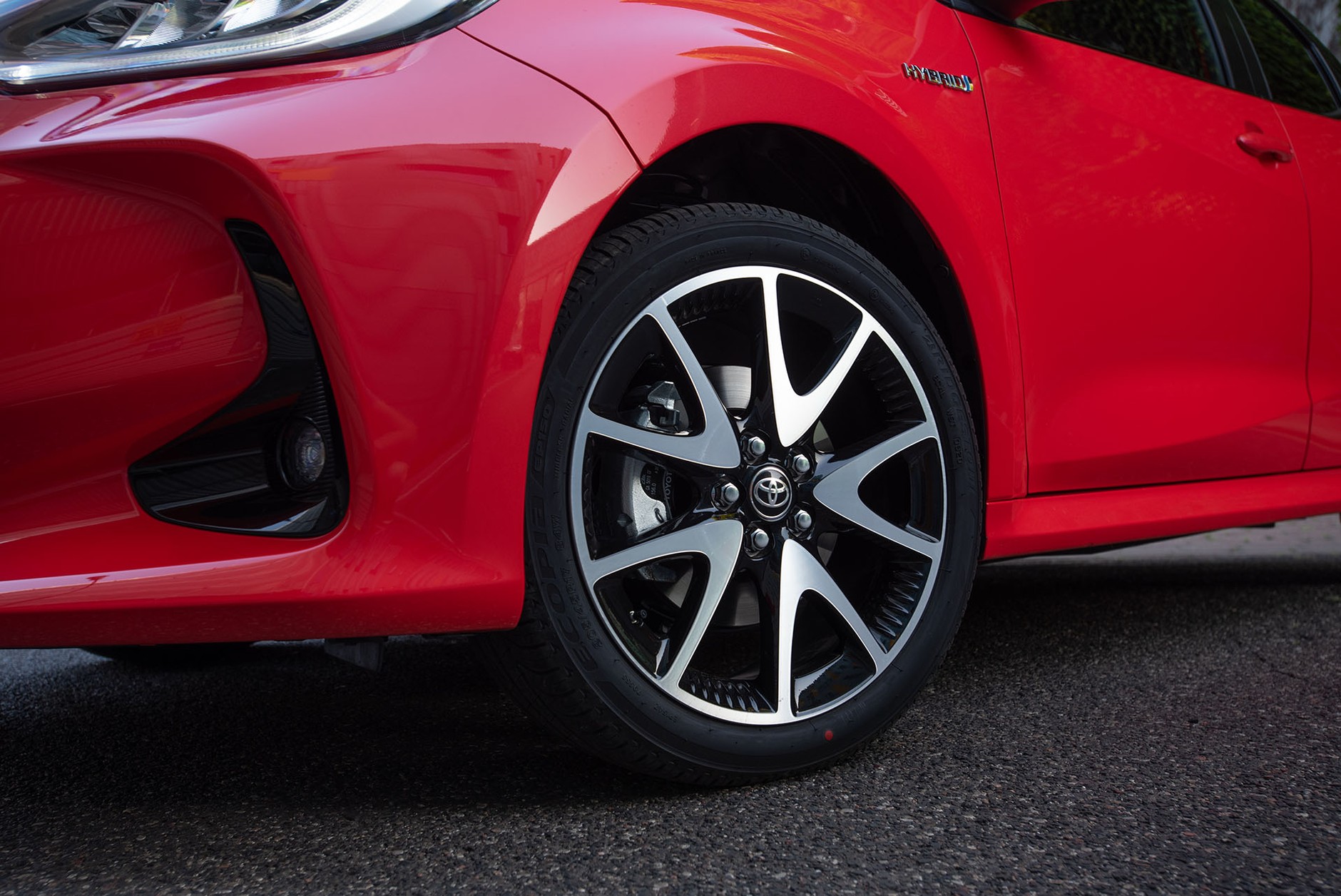 Nowa Toyota Yaris - ta hybryda ma naprawdę sens