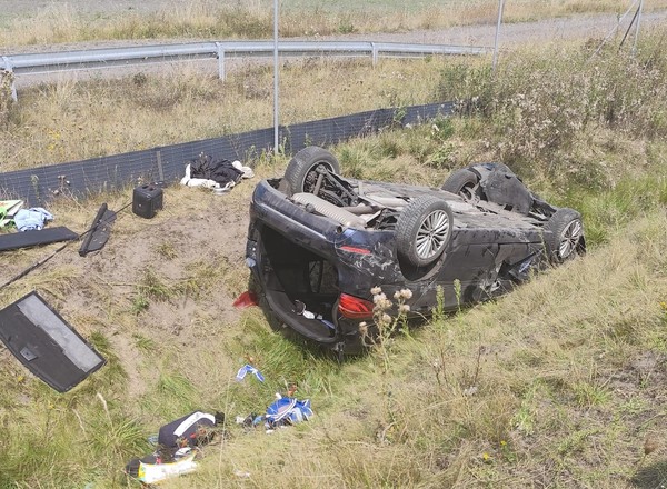 Kierowca BMW dachował na drodze S5. Wypadek przeżył tylko pies