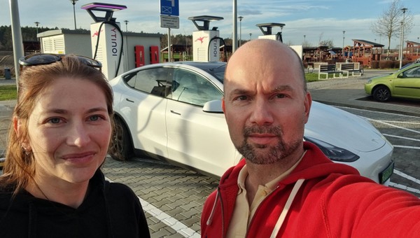 "Strach miał wielkie oczy". Renata i Paweł nie oszczędzali Tesli, wracając z Hiszpanii