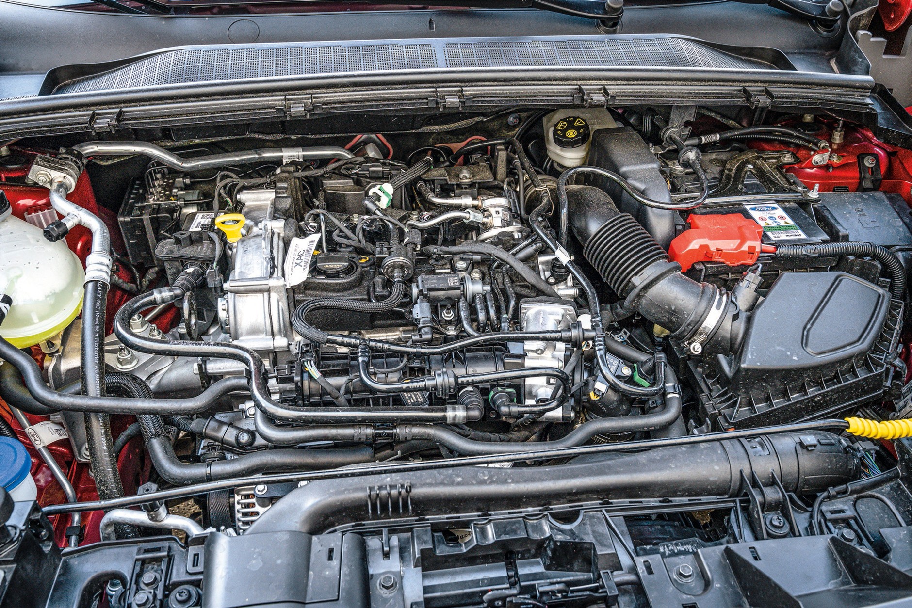 Drodzy urzędnicy z Brukseli, zobaczcie, co narobiliście swoimi normami czystości spalin. Przecież pod tą plątaniną rur prawie nie widać silnika! A kryje się tam litrowy trzycylindrowiec z 48-woltową miękką hybrydą, wysilony niczym w wyczynowym aucie sportowym.