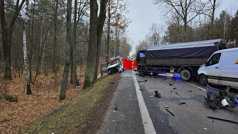 24b28055 - SIERAKÓW WYPADEK Z UDZ. WOJSKOWEJ CIĘŻARÓWKI (miejsce wypadku)