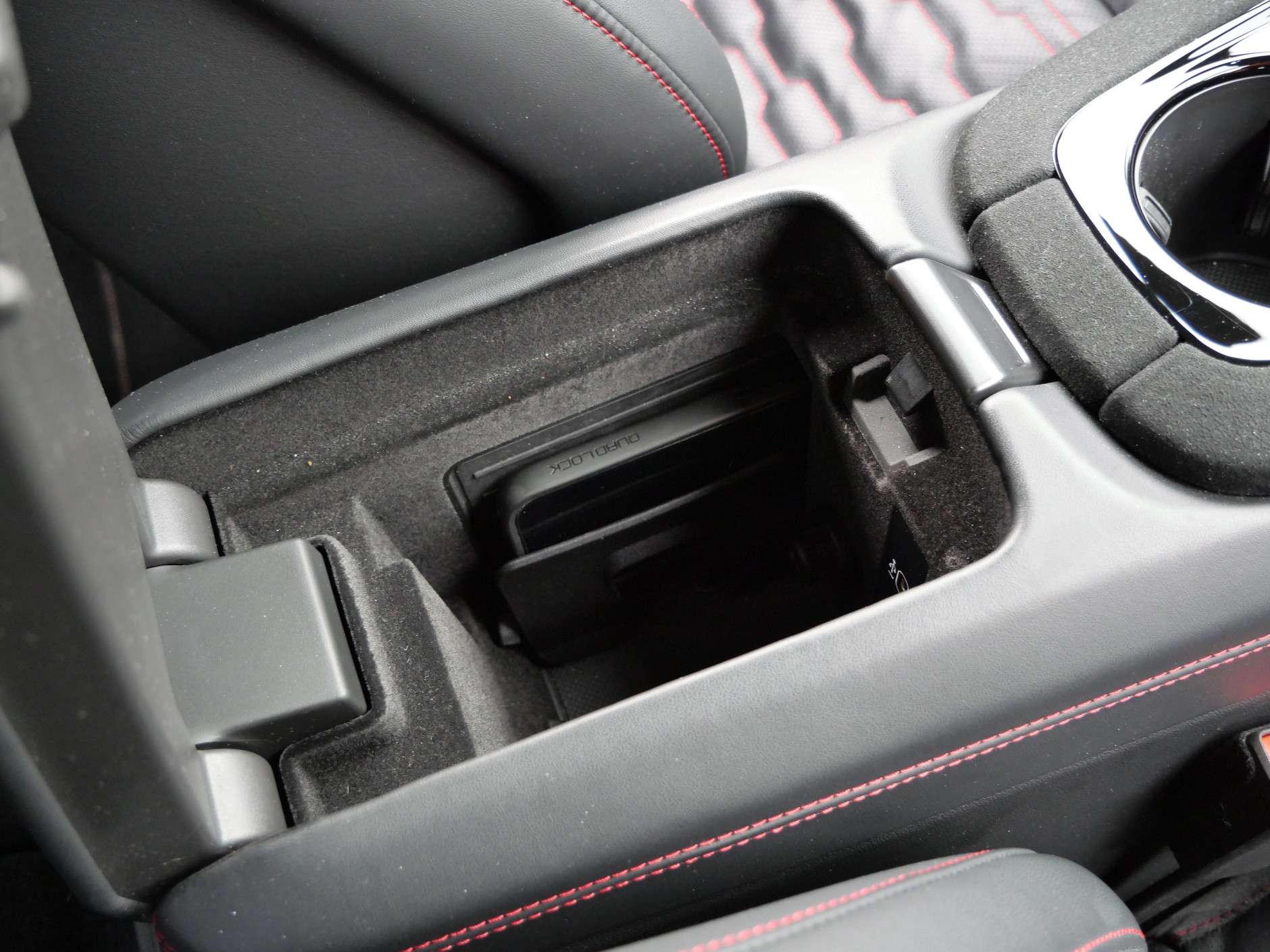 Miejsce na telefon jest... bezpieczne, ale też niewygodne – telefon trzeba wydłubywać z wnęki